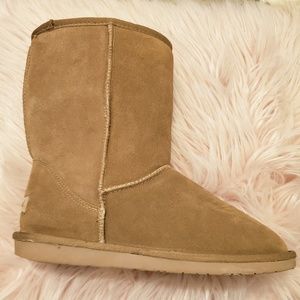 {used} minnetonka boots ugg-style